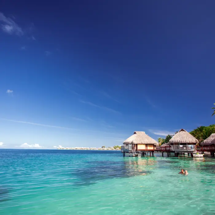 Vue sur des bungalows sur pilotis en Polynésie