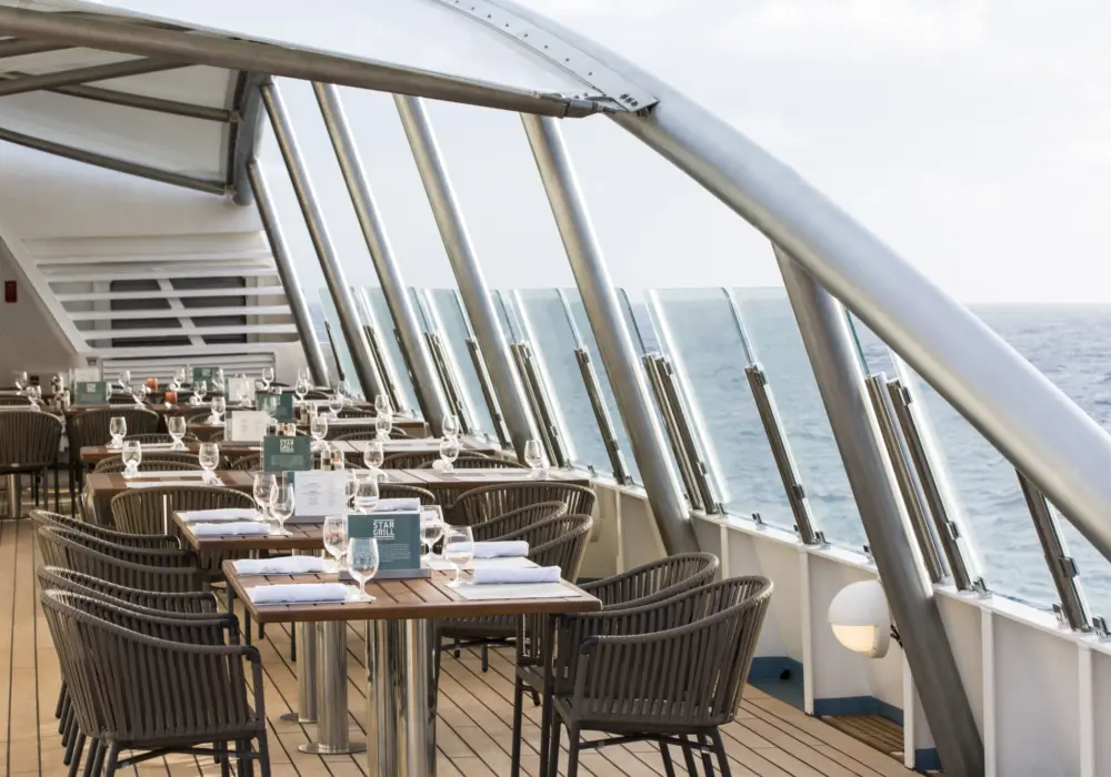 Des tables de restaurant sur un navire de croisière sur l'eau