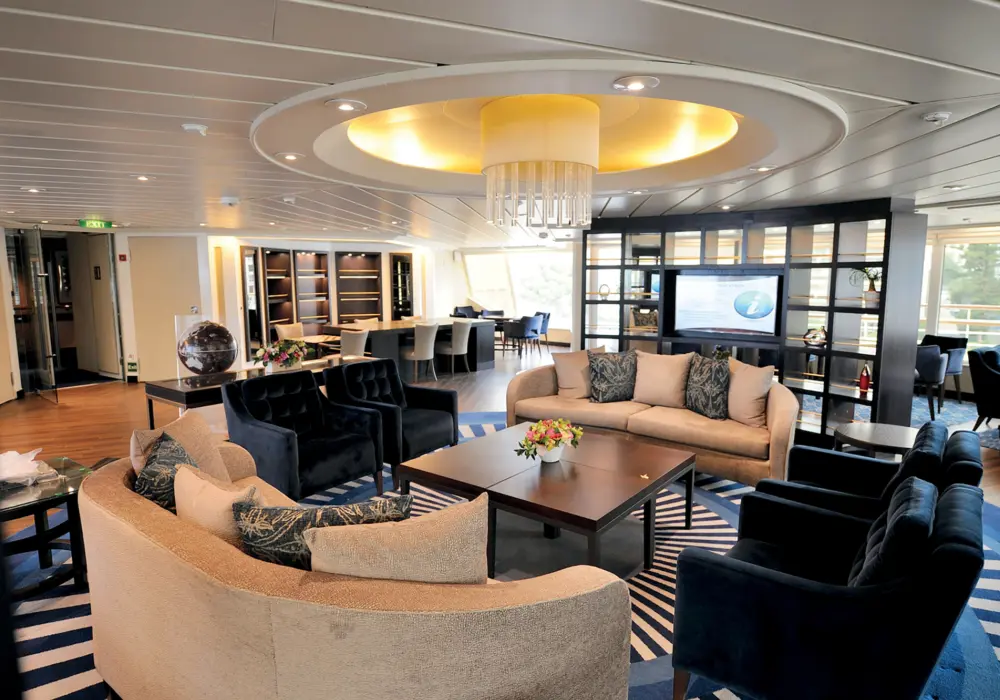 Un espace salon sur un navire de Windstar