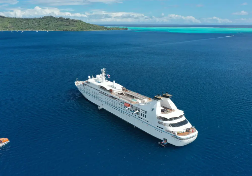 Vue sur un navire de croisière à Tahiti