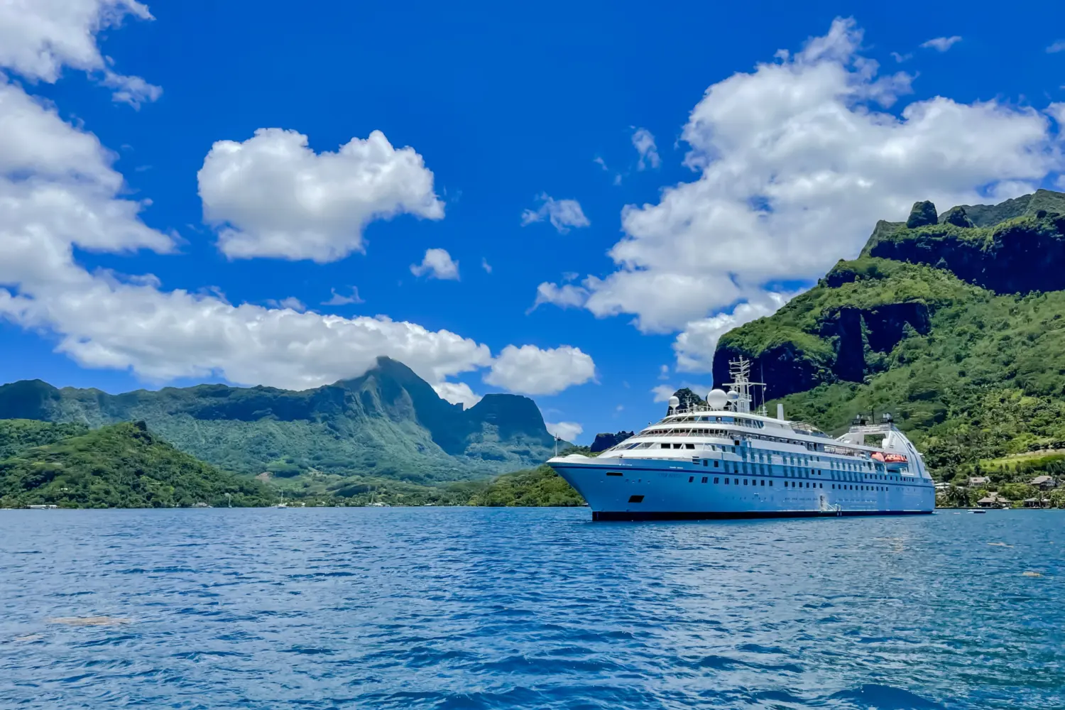 Vue de devant d'un navire de croisière en Polynésie française