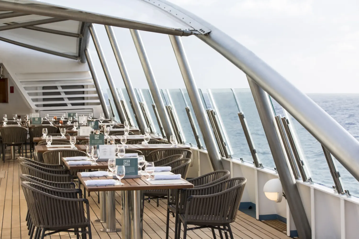 Des tables de restaurant sur un navire de croisière sur l'eau