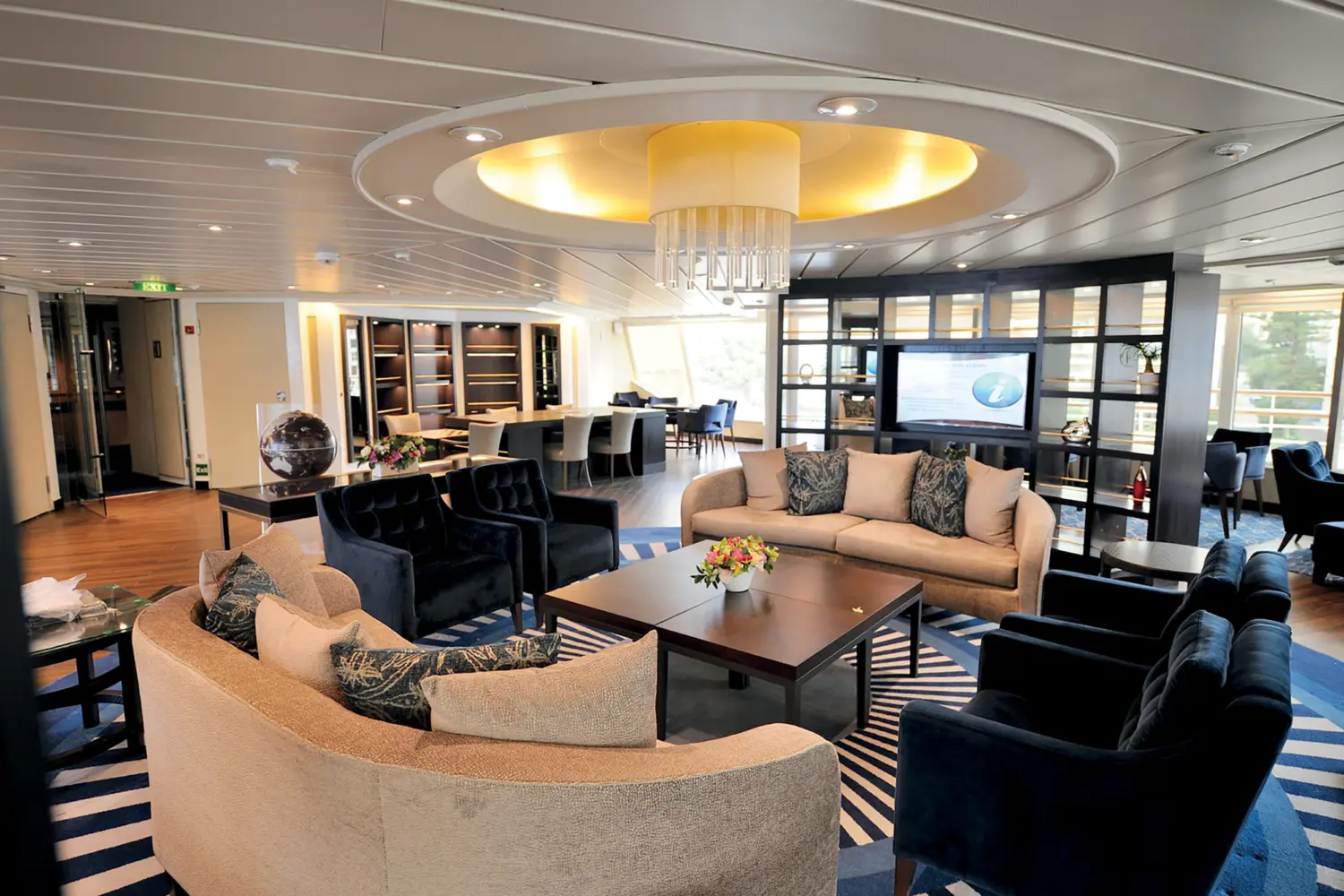 Un espace salon sur un navire de Windstar