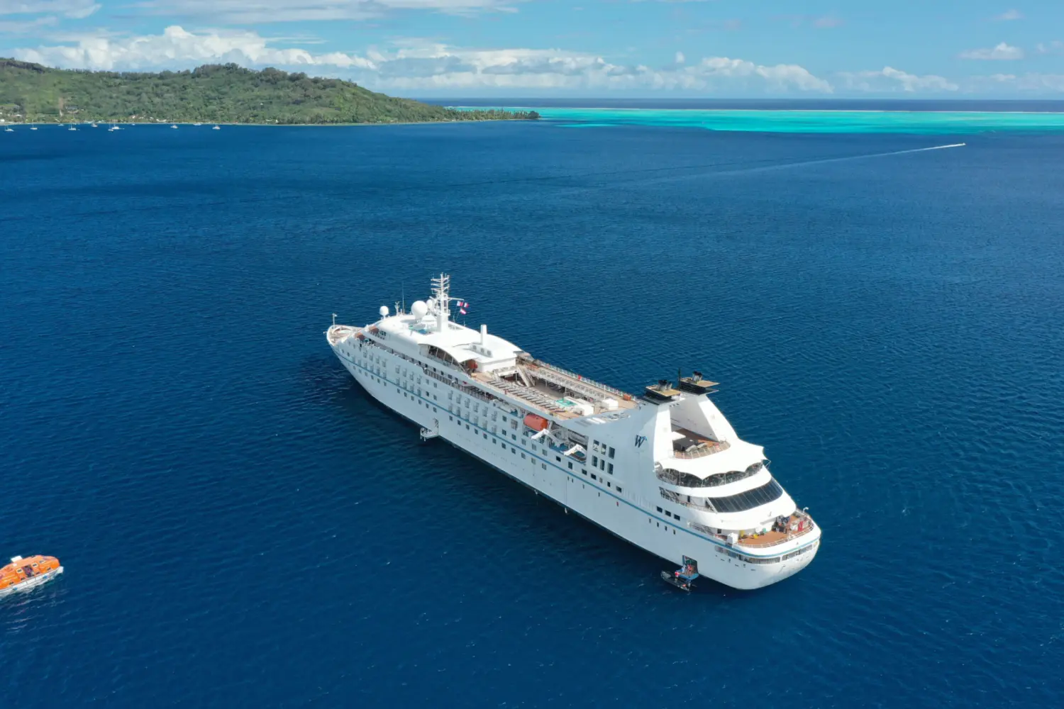 Vue sur un navire de croisière à Tahiti