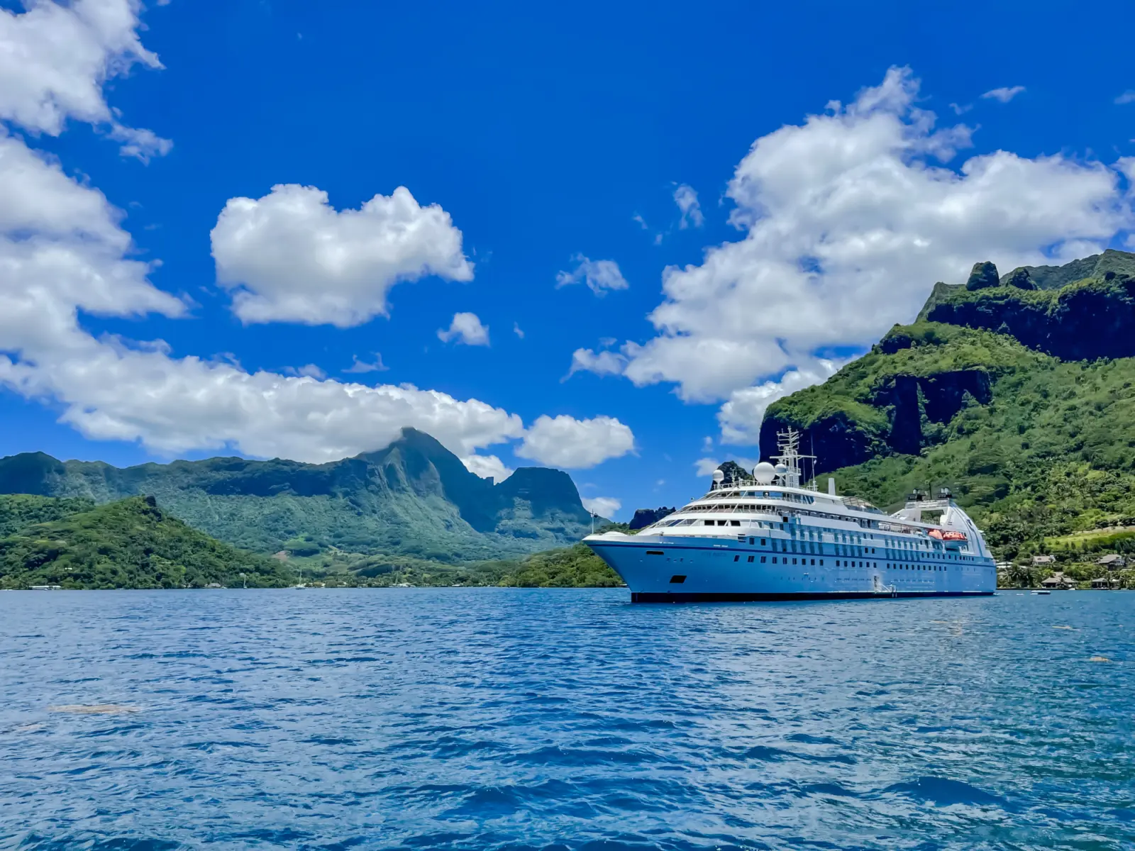 Vue de devant d'un navire de croisière en Polynésie française