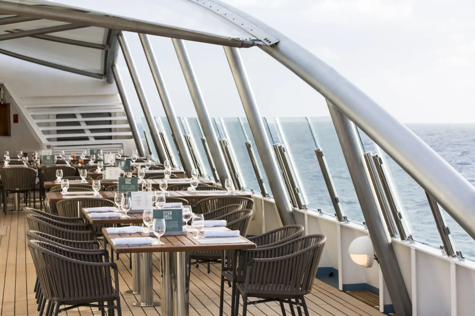 Des tables de restaurant sur un navire de croisière sur l'eau