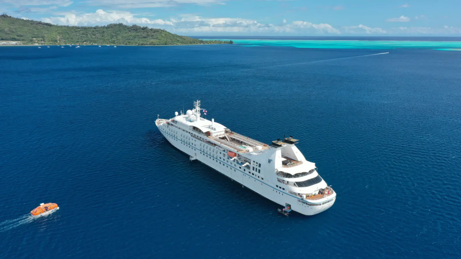 Vue sur un navire de croisière à Tahiti