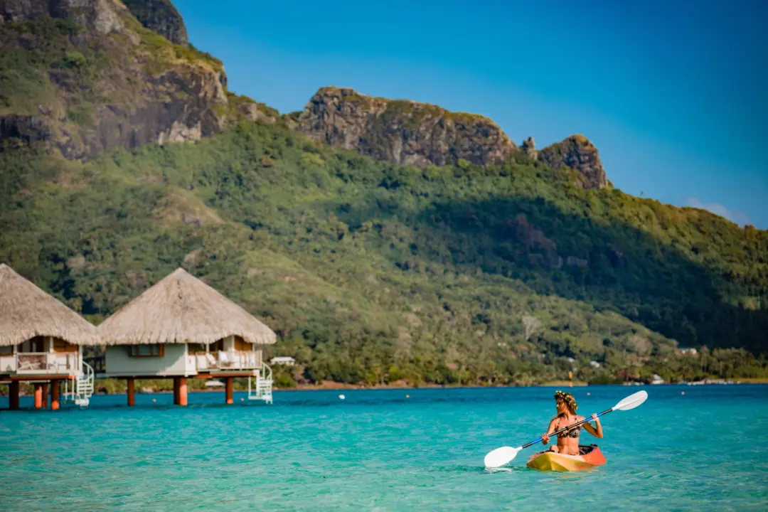 Une femme faisant du kayak sur les eaux de Tahiti