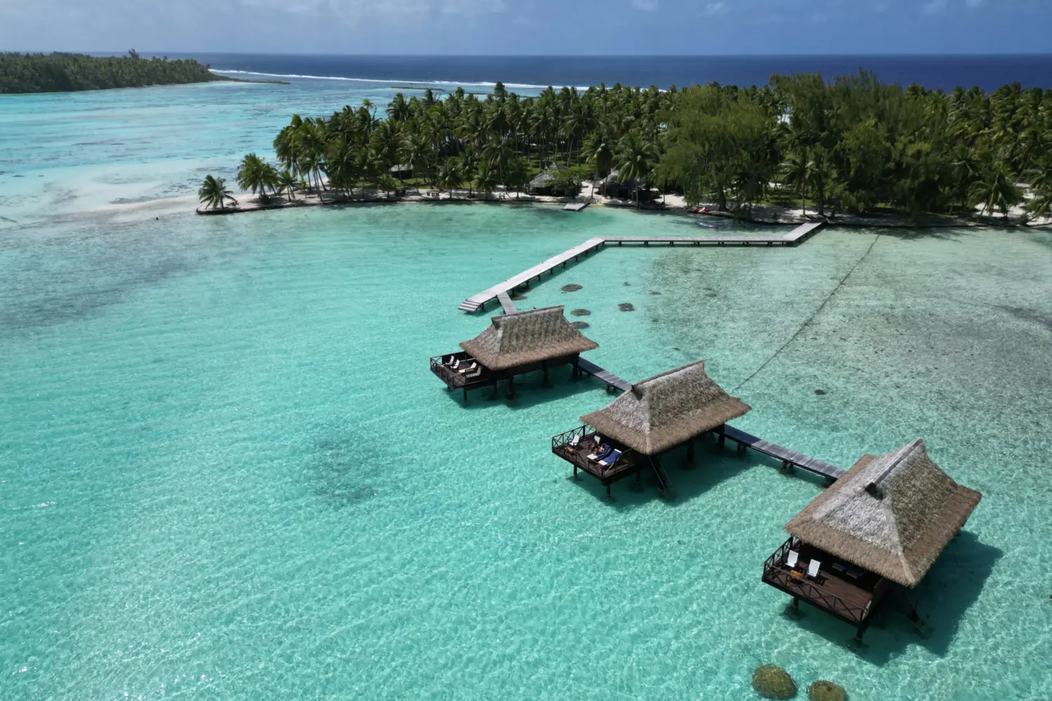 Des maisons sur pilotis sur des lagons turquoise à Taha'a