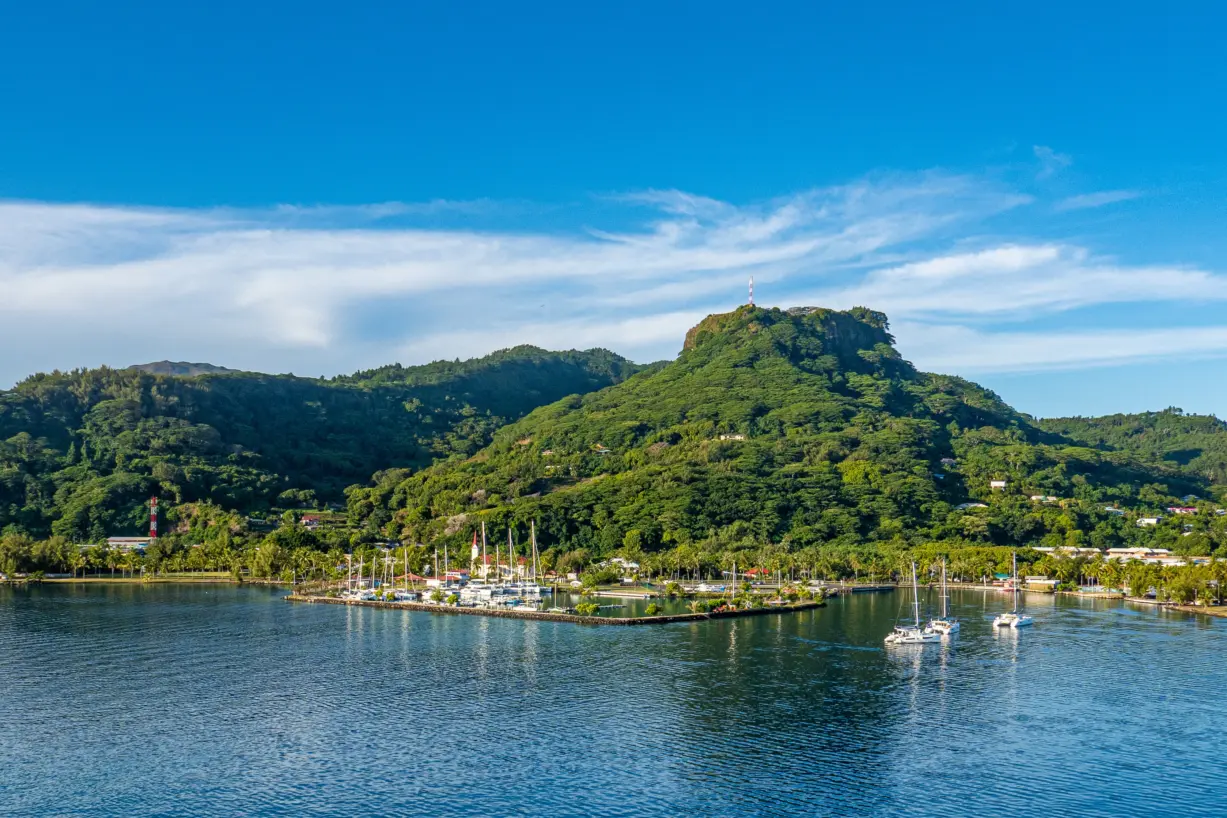 Vue sur une île et une montagne en Polynésie française