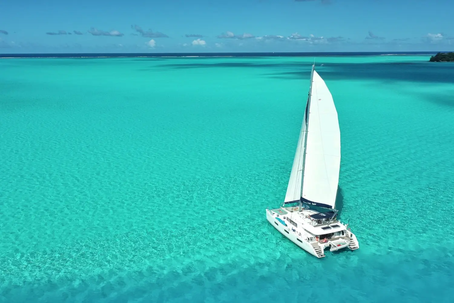 Un catamaran sur les eaux turquoise de Bora Bora