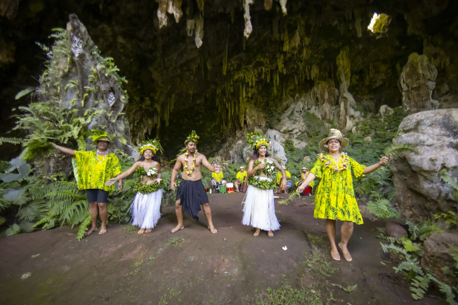Des polynésiens en habit traditionnel dans la forêt polynésienne