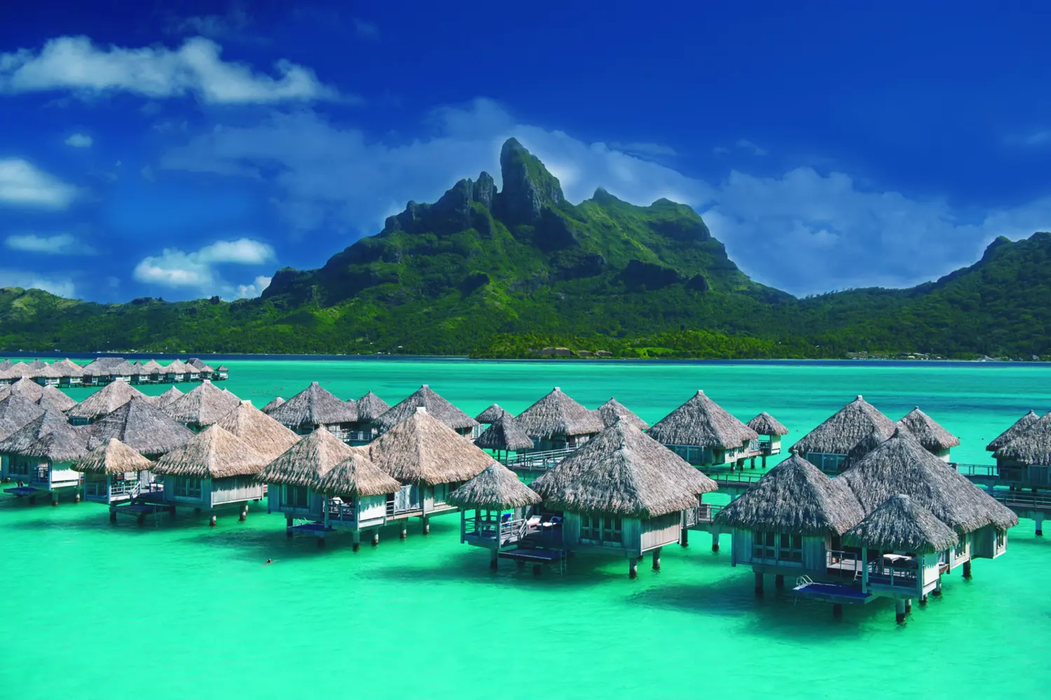 Paysage typique de Bora Bora, en Polynésie frnaçaise, avec ses pilotis et le mont Otemanu en arrière-plan