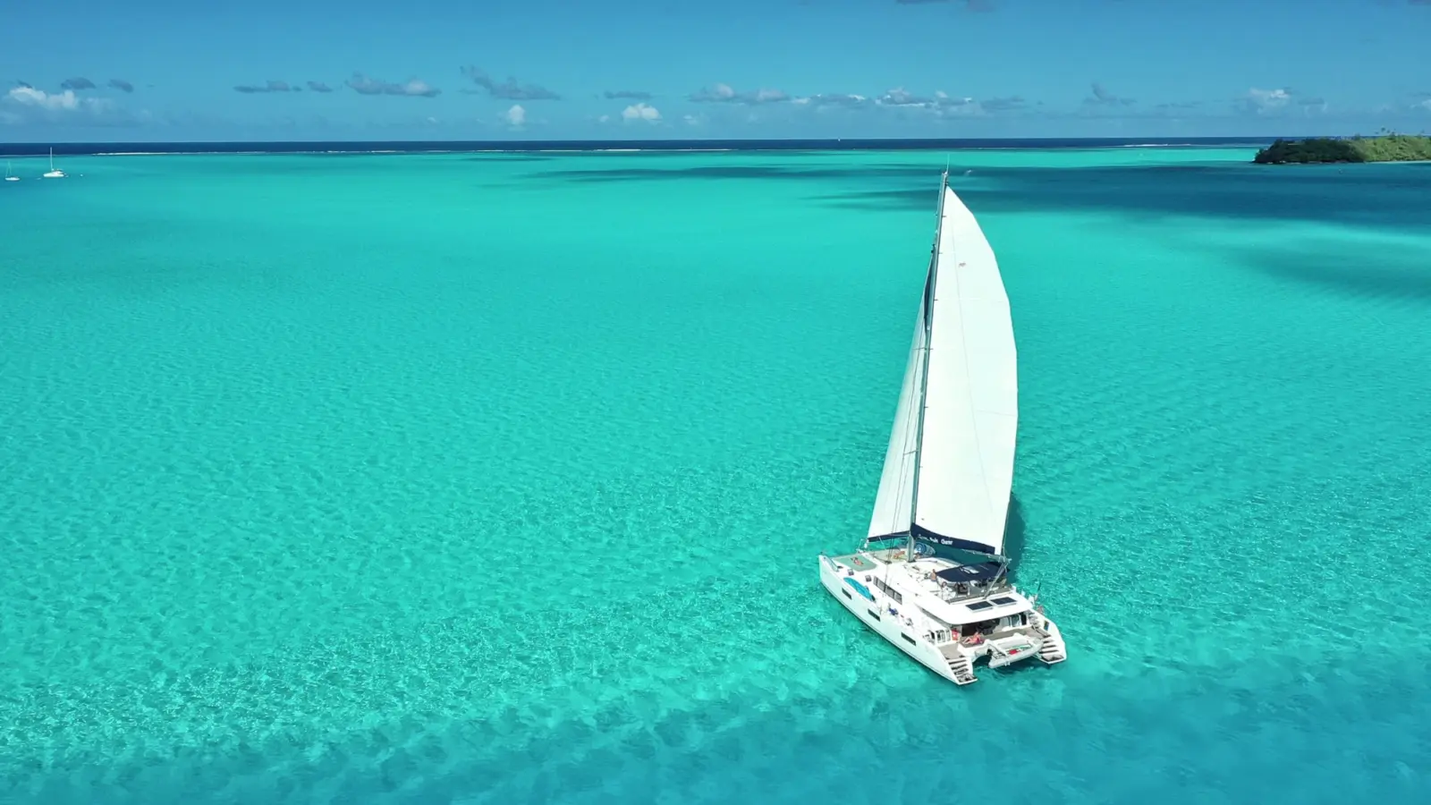 Un catamaran sur les eaux turquoise de Bora Bora
