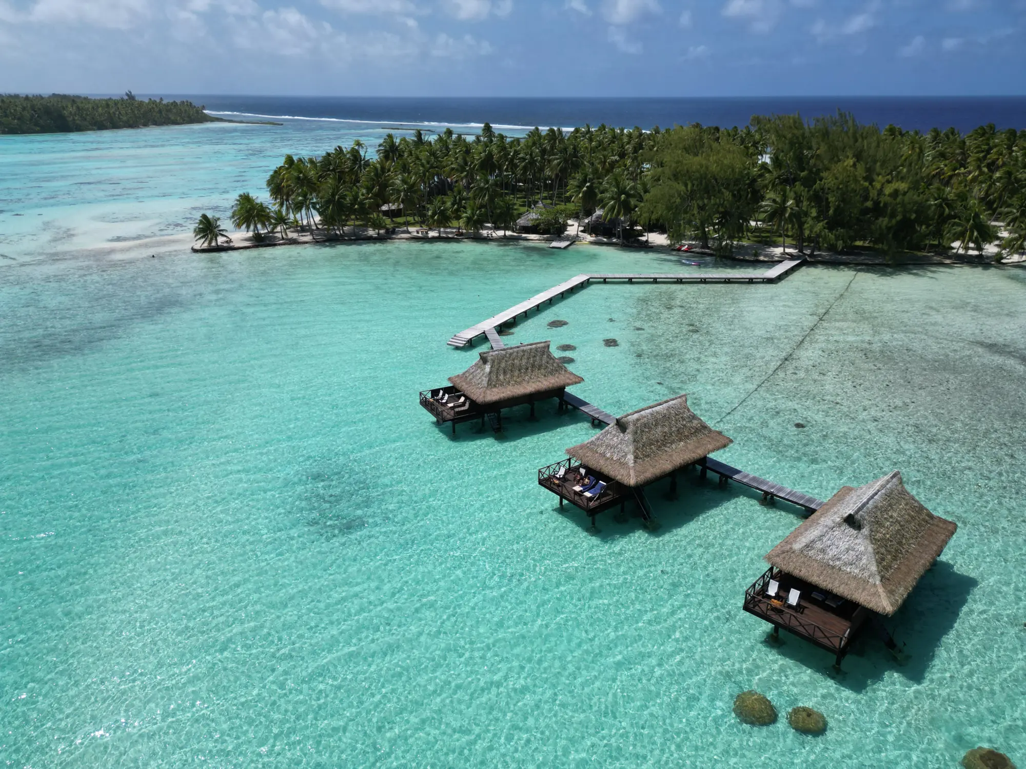 Des maisons sur pilotis sur des lagons turquoise à Taha'a