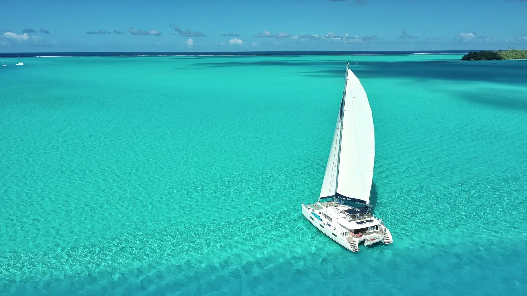 Un catamaran sur les eaux turquoise de Bora Bora