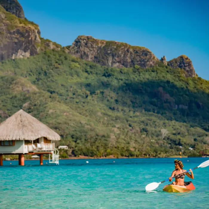 Une femme faisant du kayak sur les eaux de Tahiti