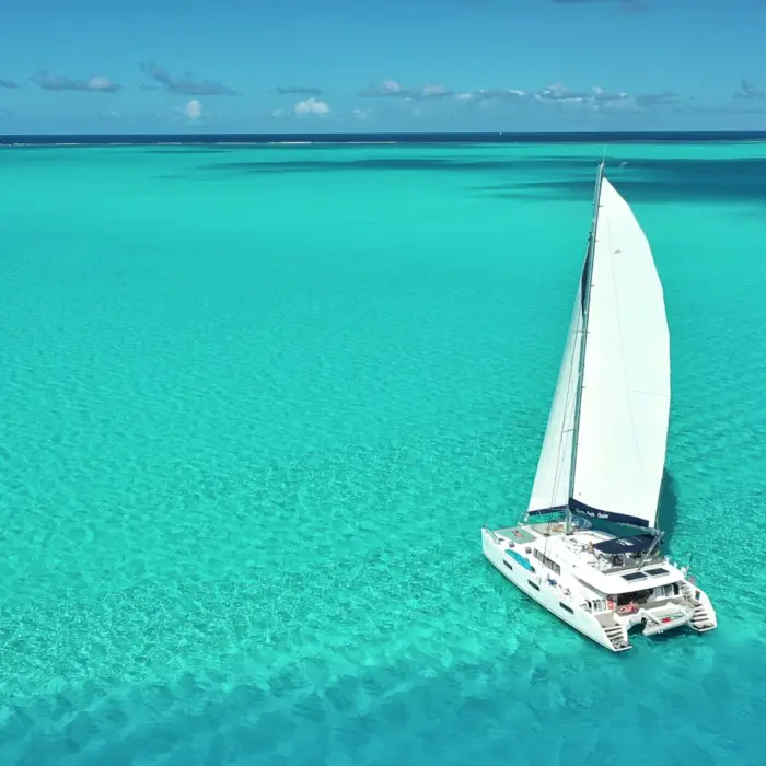 Un catamaran sur les eaux turquoise de Bora Bora