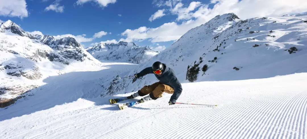 Un skieur dévalant une montagne enneigée au domaine Aletsch Arena dans les Alpes suisses