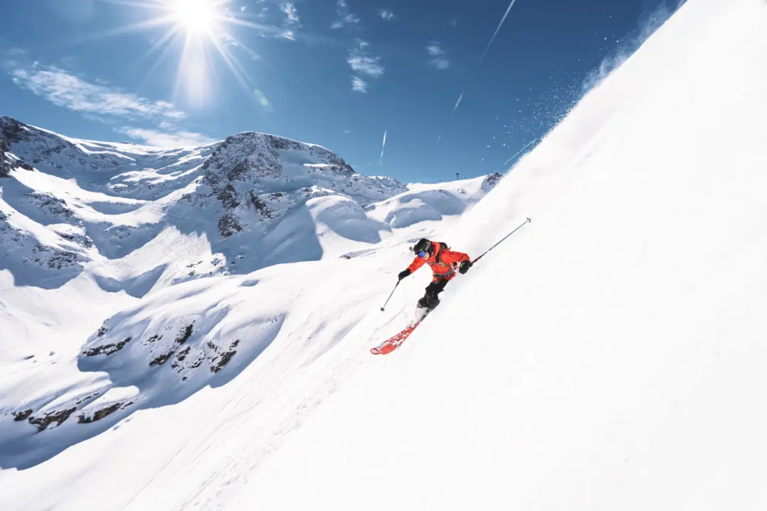 Skieur dévalant les pistes de la station 2 Alpes en France