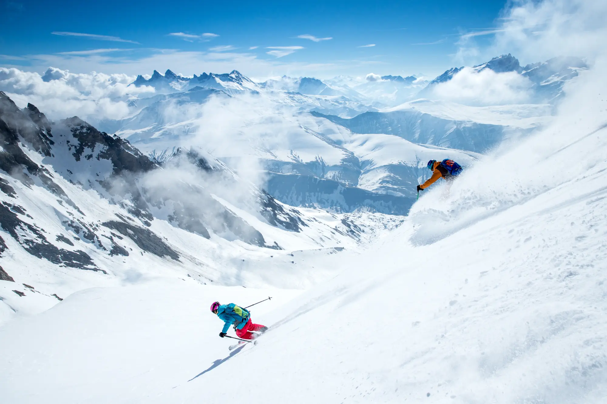 Skieurs dévalant les pentes à la station de ski Alpe d'Huez en France