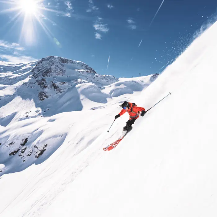 Skieur dévalant les pistes de la station 2 Alpes en France