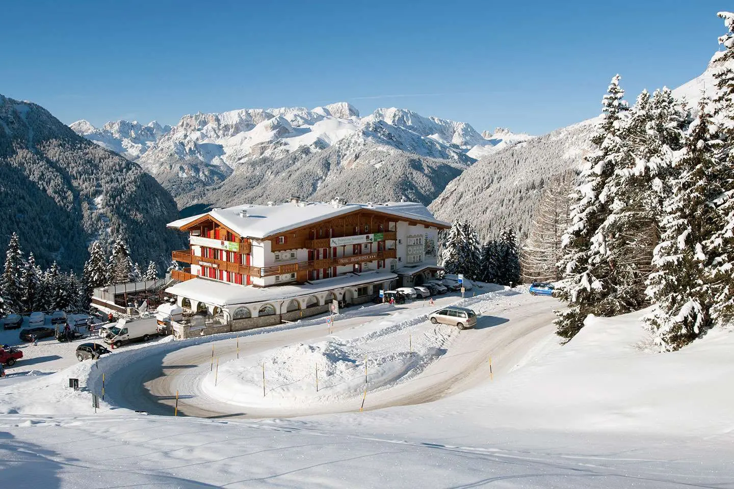 Un hôtel dans les montagnes enneigées d'Italie