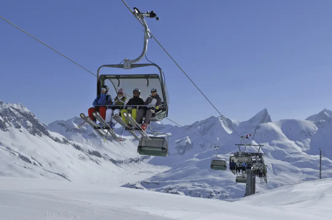 Skieurs profitant du panorama lors de la remontée à la station de ski Lech Zürs en Autriche