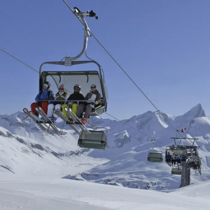 Skieurs profitant du panorama lors de la remontée à la station de ski Lech Zürs en Autriche