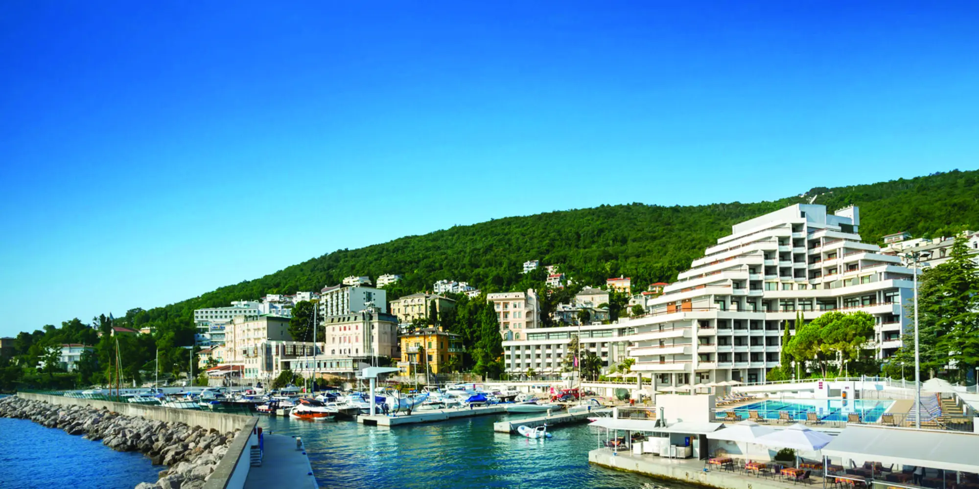 Vue sur l'hôtel Admiral et le port d'Opatija en Croatie