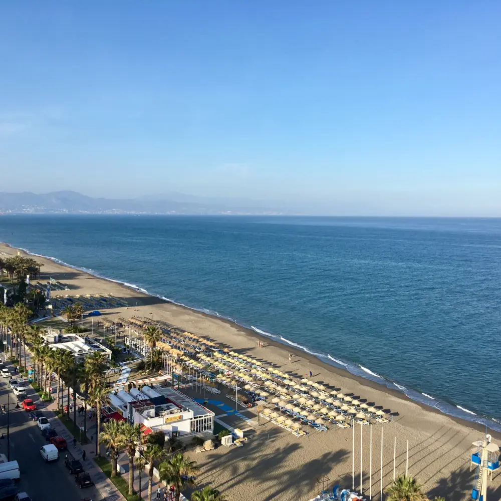 Vue aérienne sur une plage de sable et la mer Méditerranée sur la Costa del Sol en Espagne