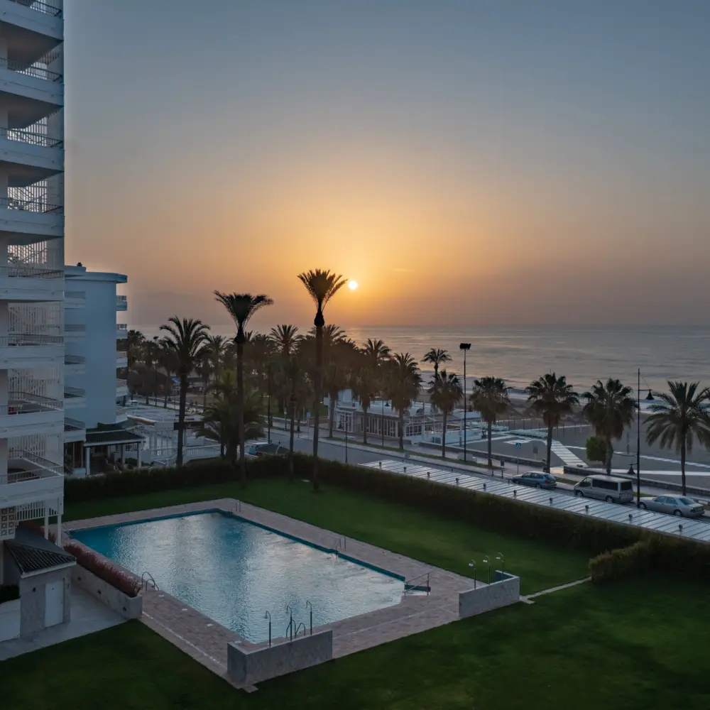 Coucher du soleil sur la mer Méditerranée et la piscine de l'hôtel Bajondillo sur la Costa del Sol