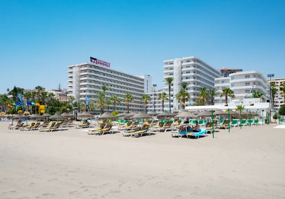 Vue d'une plage d'un hôtel avec des chaises et des parasols