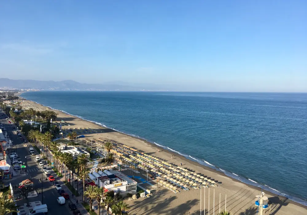 Vue aérienne sur une plage de sable et la mer Méditerranée sur la Costa del Sol en Espagne
