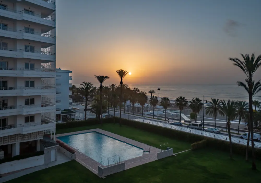 Coucher du soleil sur la mer Méditerranée et la piscine de l'hôtel Bajondillo sur la Costa del Sol