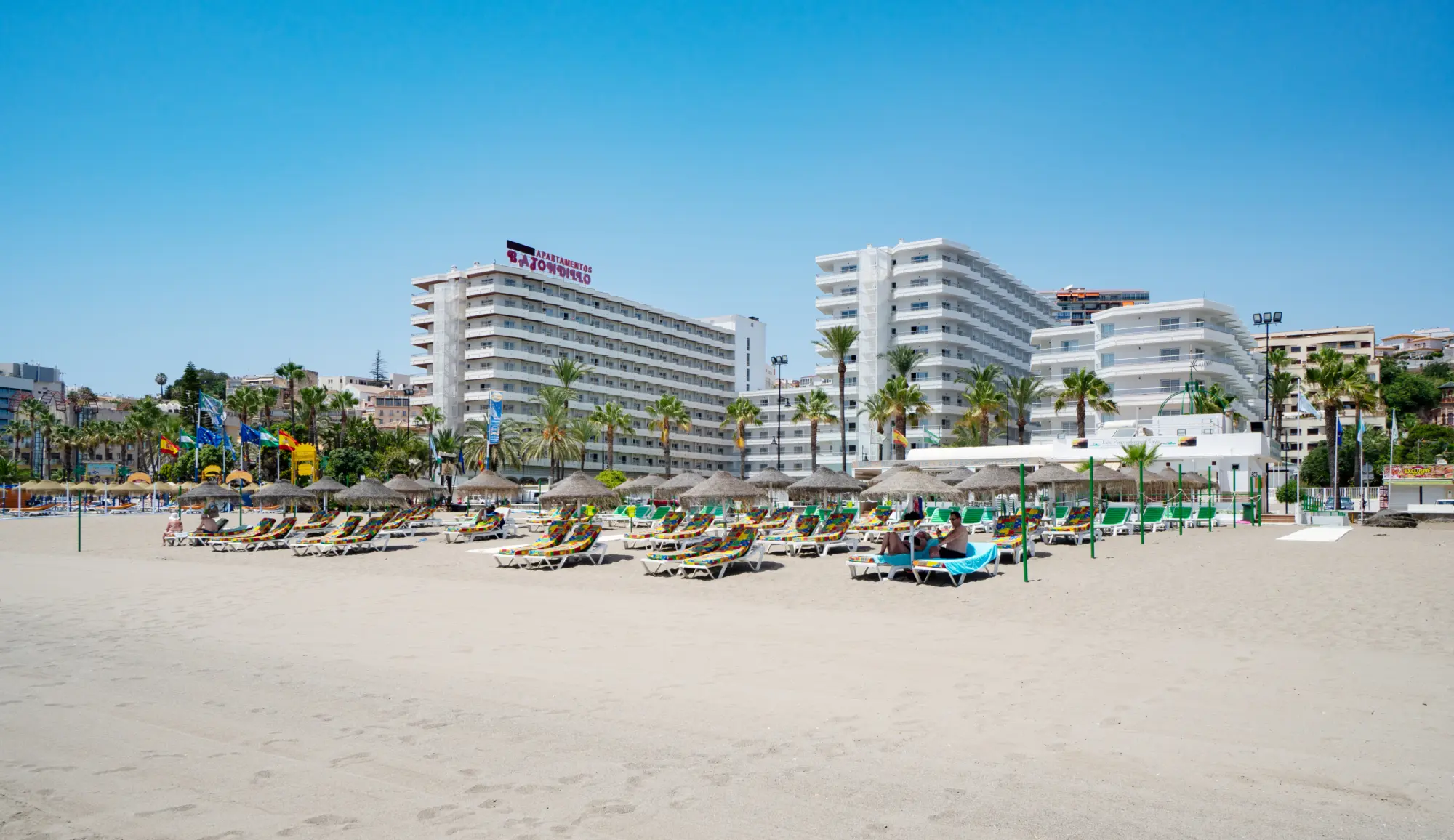 Vue d'une plage d'un hôtel avec des chaises et des parasols