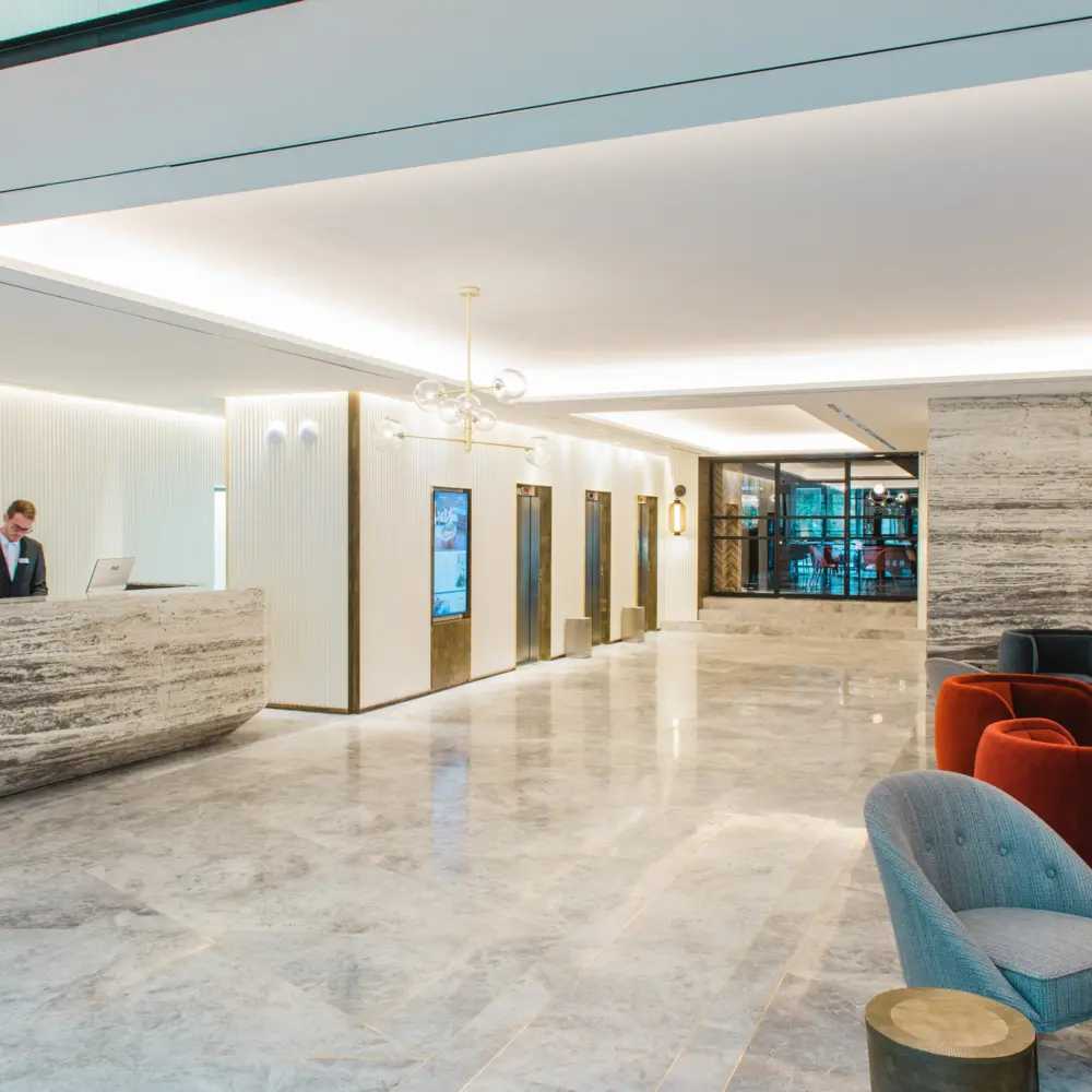 La réception au décor épuré du Gallery Hotel à Barcelone