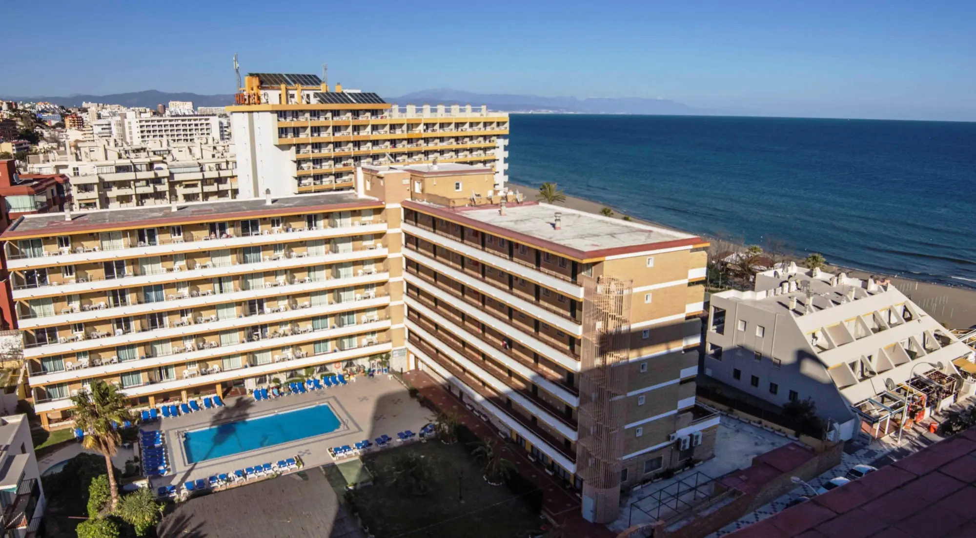 Vue aérienne sur l'hôtel Buensol à Torremolinos en Espagne avec vue sur la mer Méditerranée