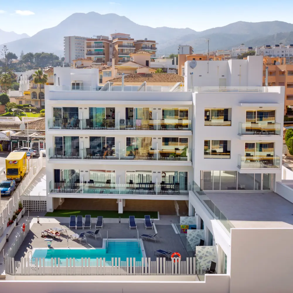 Vue aérienne sur l'hôtel Carihuela Suites et les montagnes à Torremolinos en Espagne