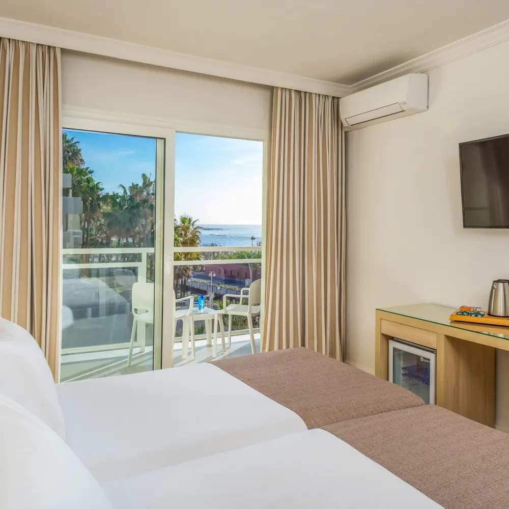 Une chambre avec balcon vue sur la mer à l'hôtel Las Arenas à Benalmadena