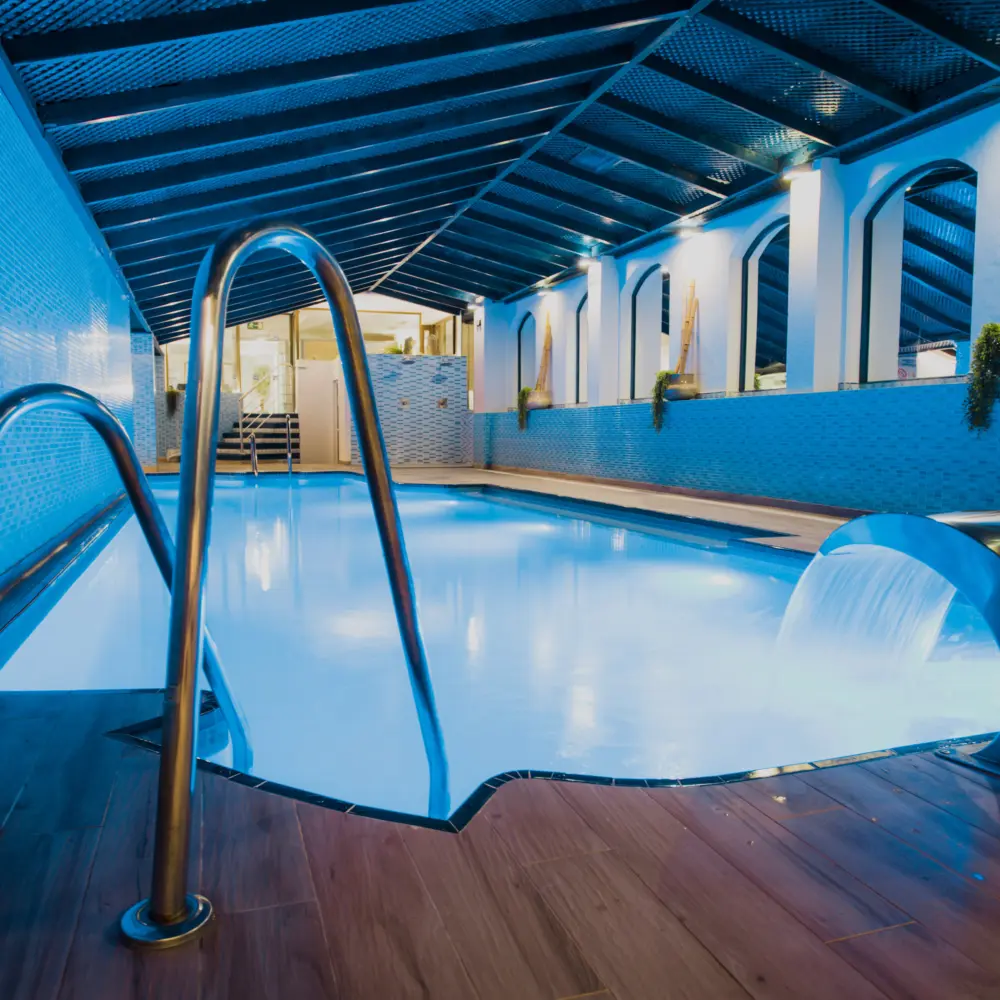 la piscine intérieure d'un hôtel de la Costa del Sol à Torremolinos