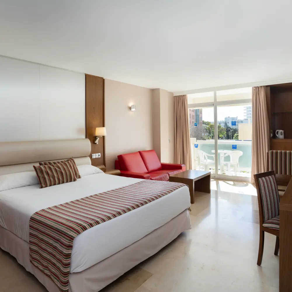 La suite junior avec vue piscine d'une hôtel sur la Costa del Sol à Torremolinos