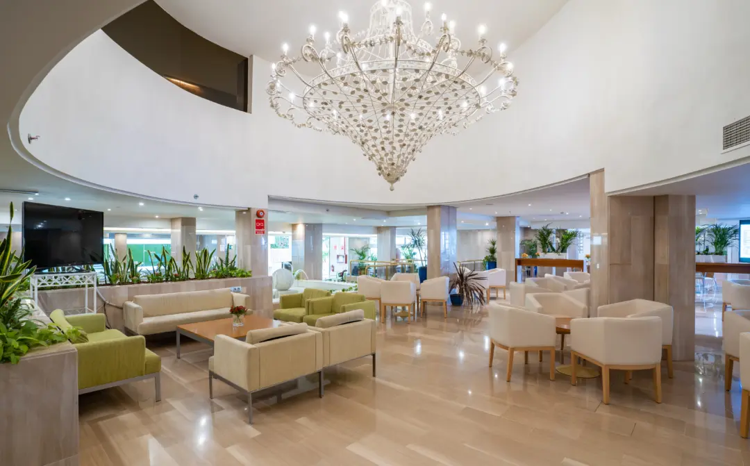 Lobby lumineux d'un hôtel sur la Costa del Sol à Torremolinos