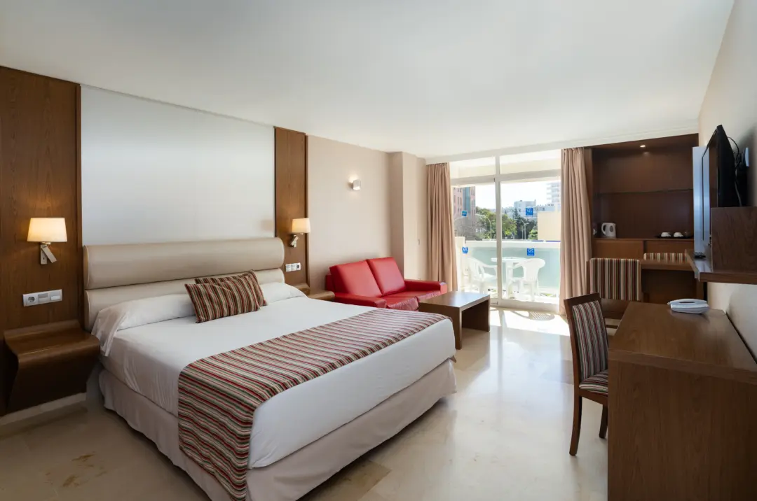 La suite junior avec vue piscine d'une hôtel sur la Costa del Sol à Torremolinos