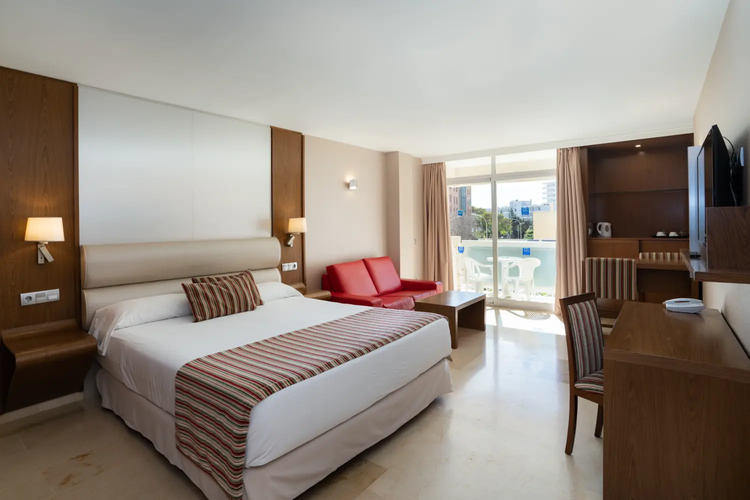 La suite junior avec vue piscine d'une hôtel sur la Costa del Sol à Torremolinos