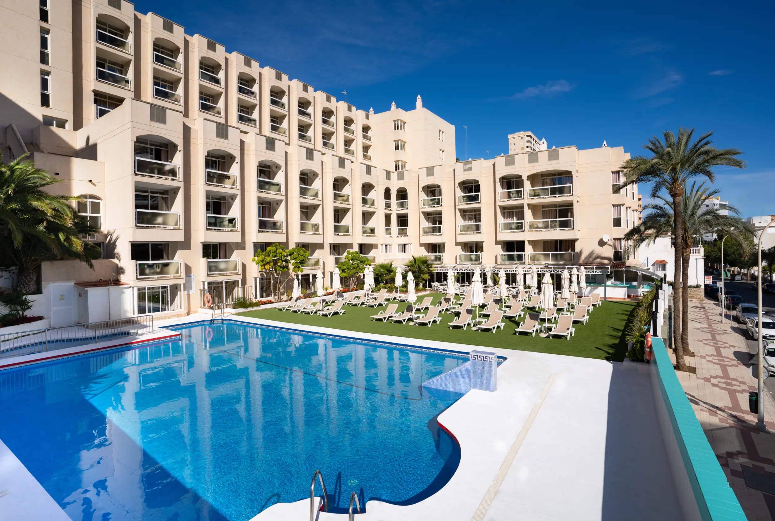 Vue sur un complexe avec sa piscine extérieure dans un hôtel de la Costa del Sol à Torremolinos