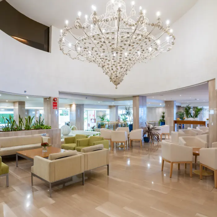 Lobby lumineux d'un hôtel sur la Costa del Sol à Torremolinos