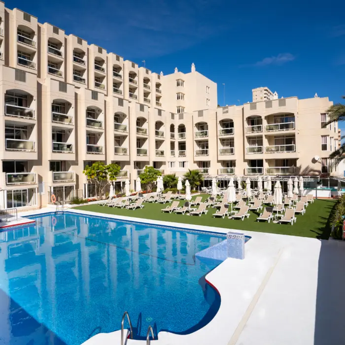 Vue sur un complexe avec sa piscine extérieure dans un hôtel de la Costa del Sol à Torremolinos