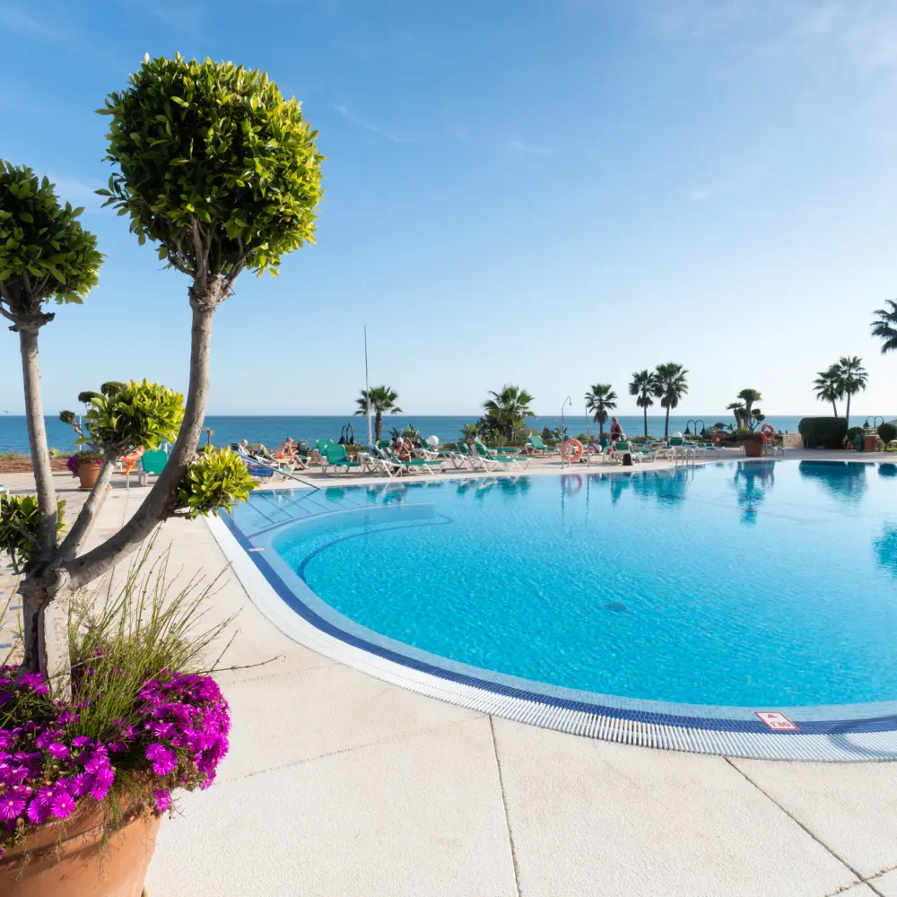 Vue sur une piscine extérieure de l'un des hôtels sur la Costa del Sol