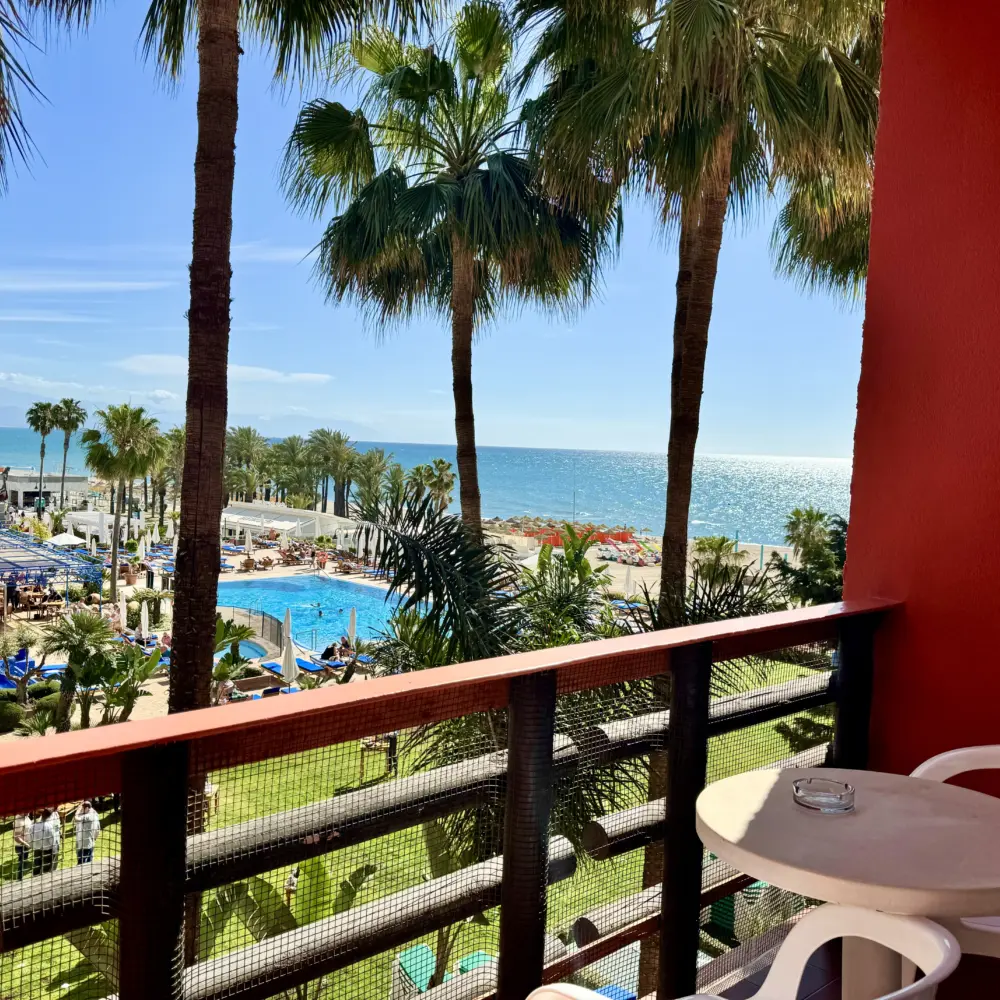 La balcon avec la vue mer latérale d'une chambre d'un hôtel de la Costa del Sol